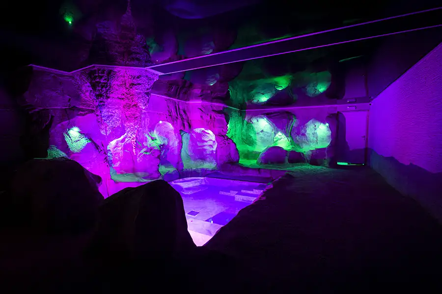 Espace jacuzzi au Lola Club Libertin à Bordeaux.